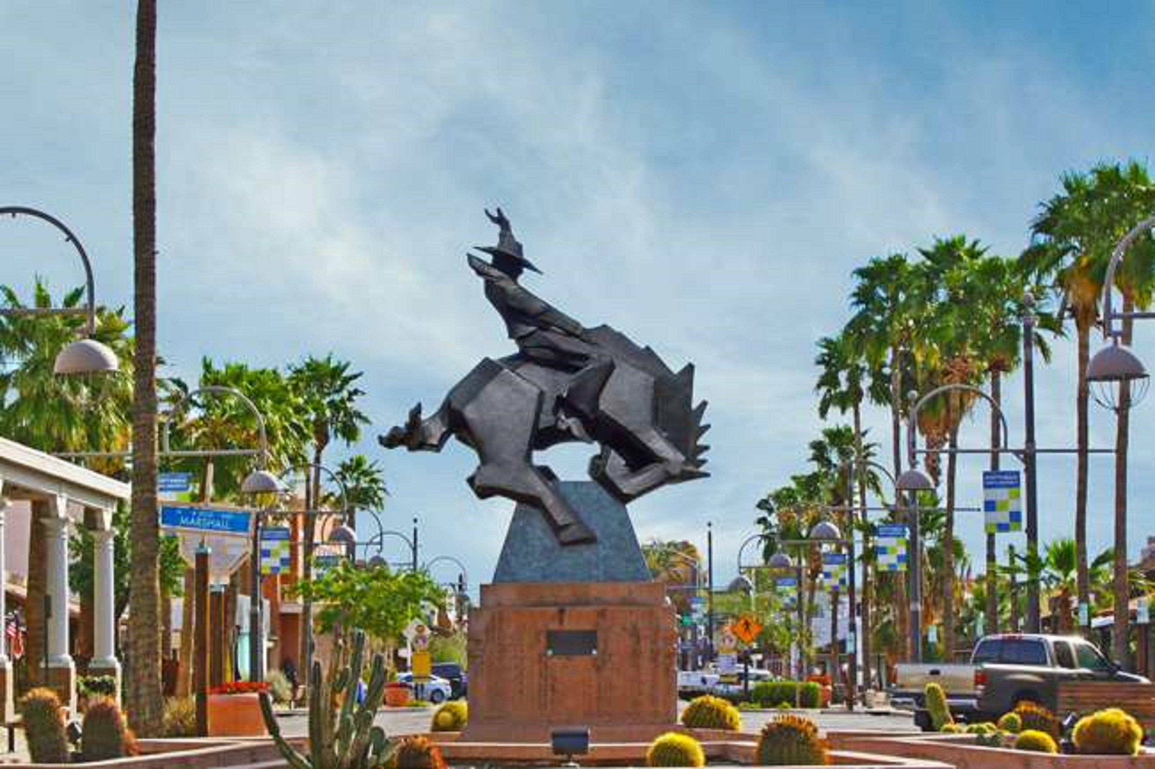 Holiday Inn Express Hotel & Suites Scottsdale - Old Town, An Ihg Hotel Exterior photo