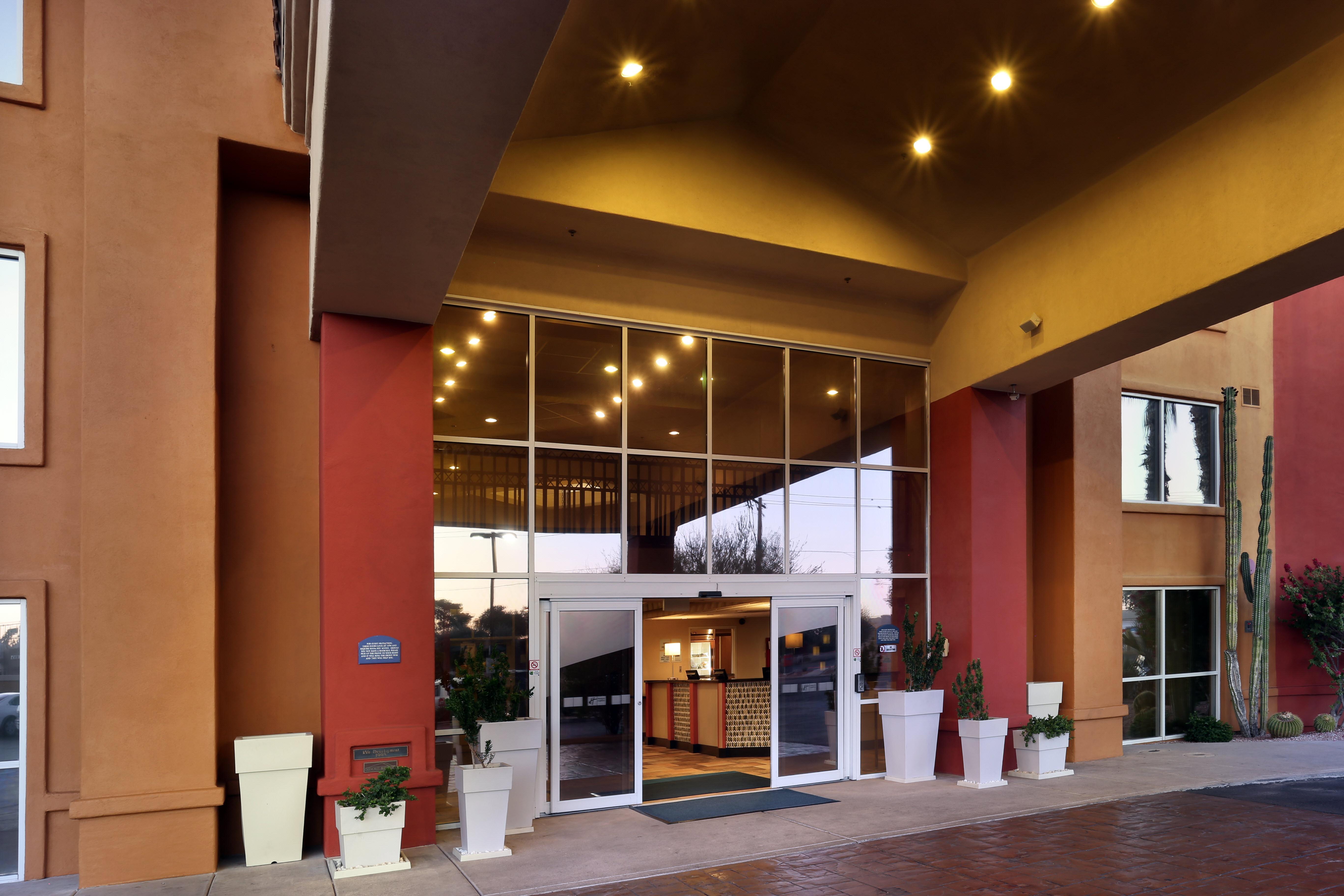 Holiday Inn Express Hotel & Suites Scottsdale - Old Town, An Ihg Hotel Exterior photo